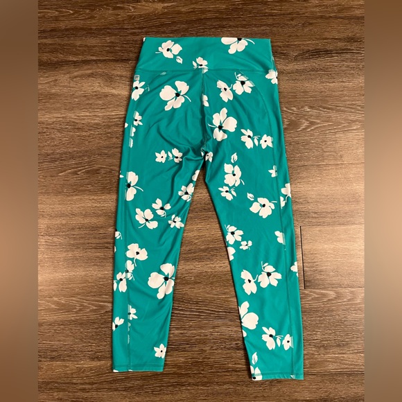 SOLD Fabletics Define PowerHold® High-Waisted 7/8 Legging in Bali Jasmine Print - Picture 4 of 6